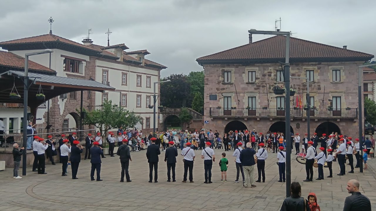 Elizondoko gaiteroak. Denboraldiko azken bailableak. Herri buelta 2025/06/15.