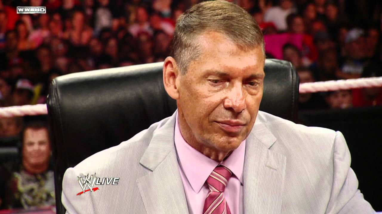 Raw: CM Punk и мистер МакМэн пересматривают контракт Панка с WWE