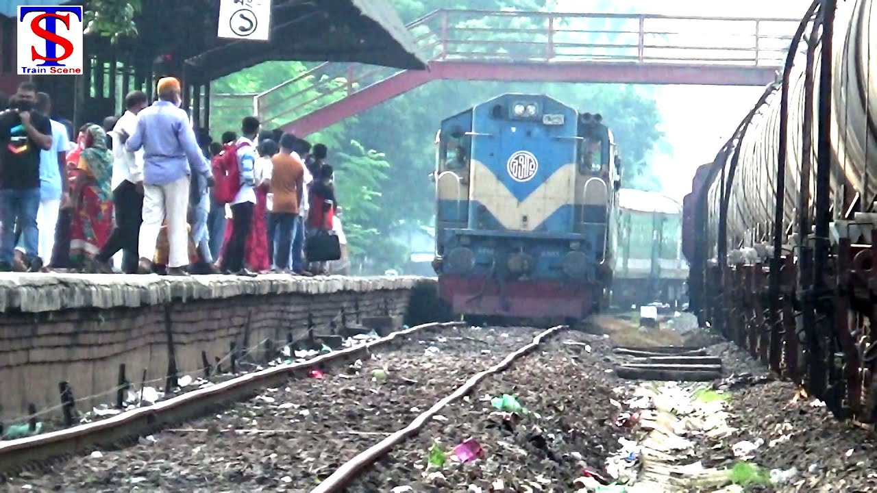 Curve Entering Train, Intercity Kapotskha Express Train (Khulna-Rajshahi) entering the station