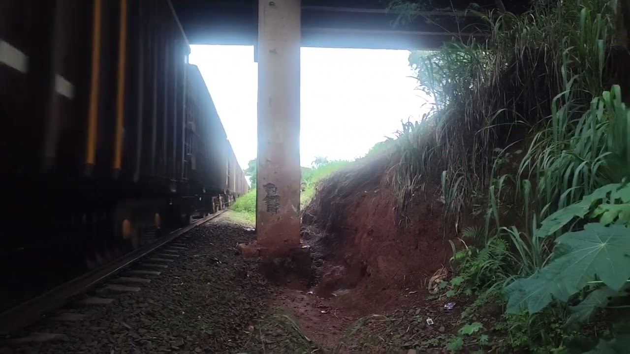 GE ES44ACi Suzano #8464 Passando Com Vagões De Mineiro Carregado 