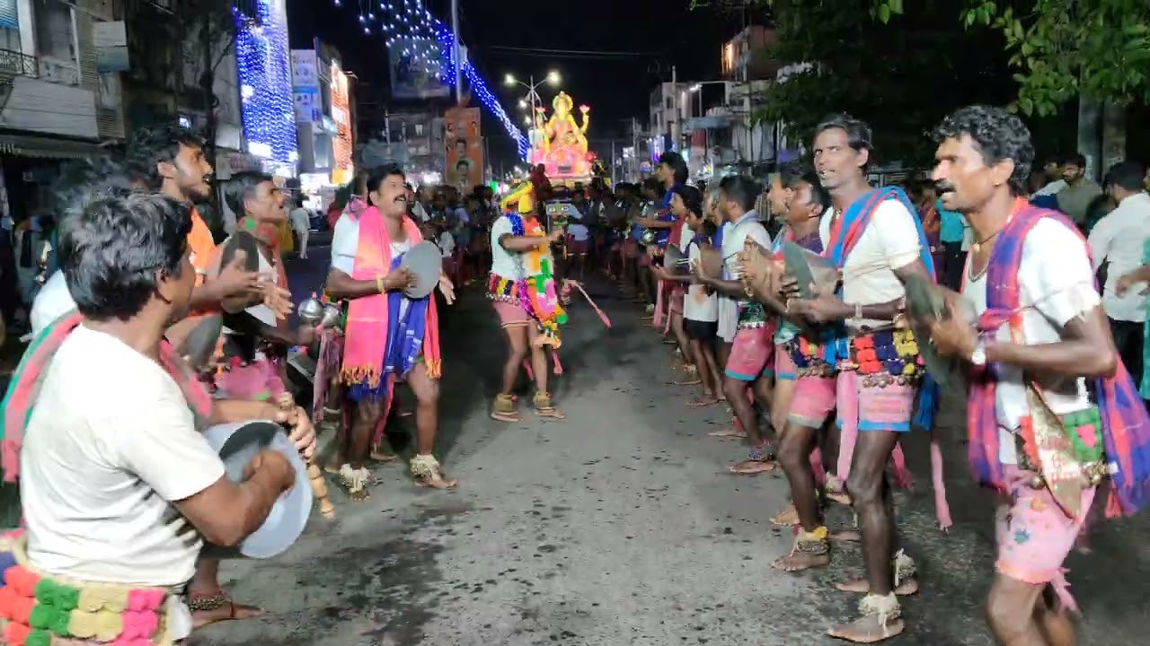 అనకాపల్లి లో   70 మందీ తో తప్పెటి గుళ్ళు అడిస్తున్నా  ఆర్ శివరామపురం గురువు తాతబాబు Ph no 9963795136