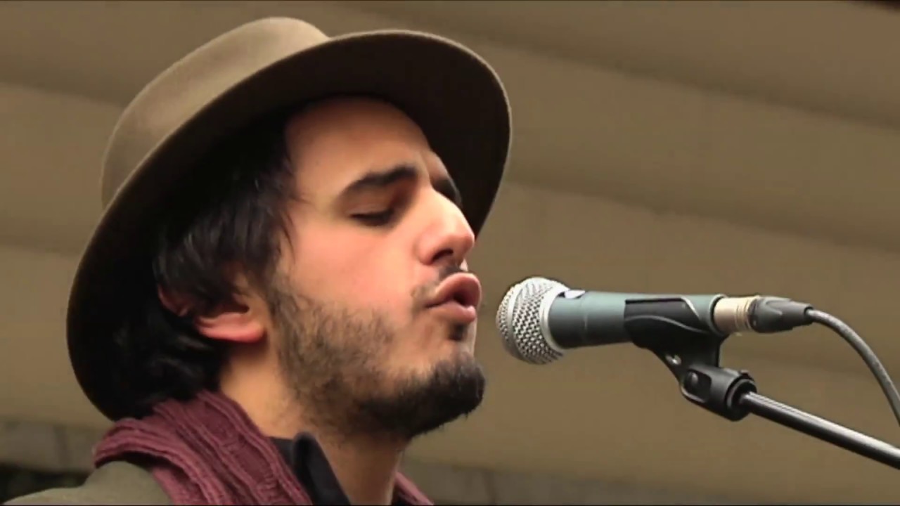 Gala Inocente 2016 Morat haciendo música en la calle