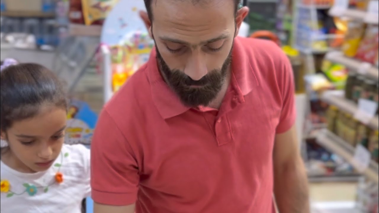 هذا الرجل وضع 50 الف دولار على الطاوله وسبب صادم جدا؟؟