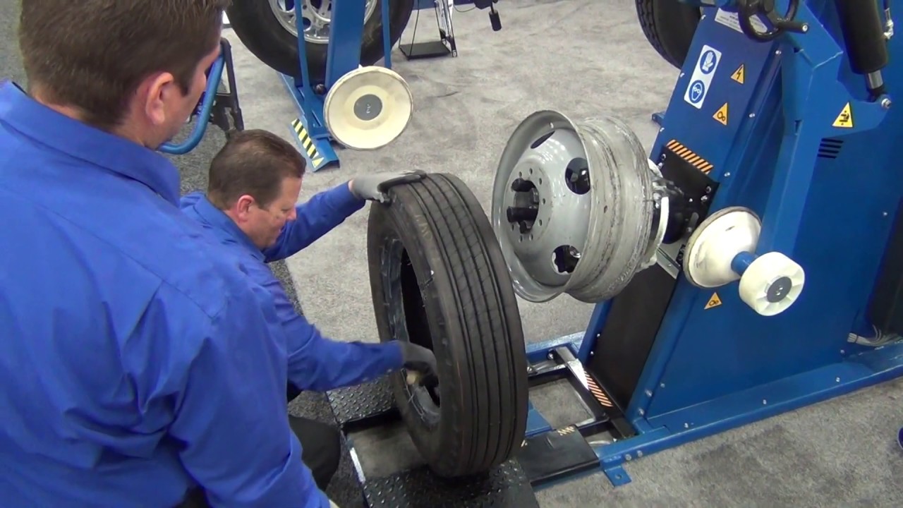 Truck Wheel Tire Changer Ravaglioli GTB 16 with 19.5 Tire and Rim