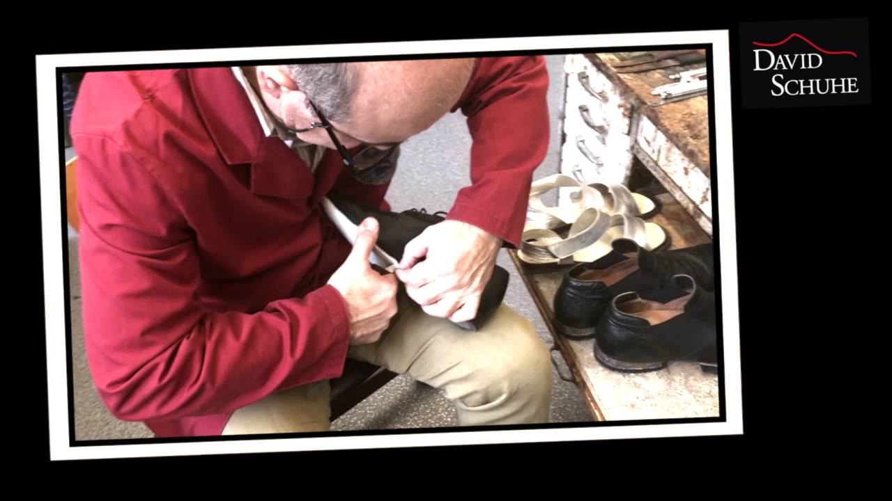 David Jakob restauriert einen Tanzschuh