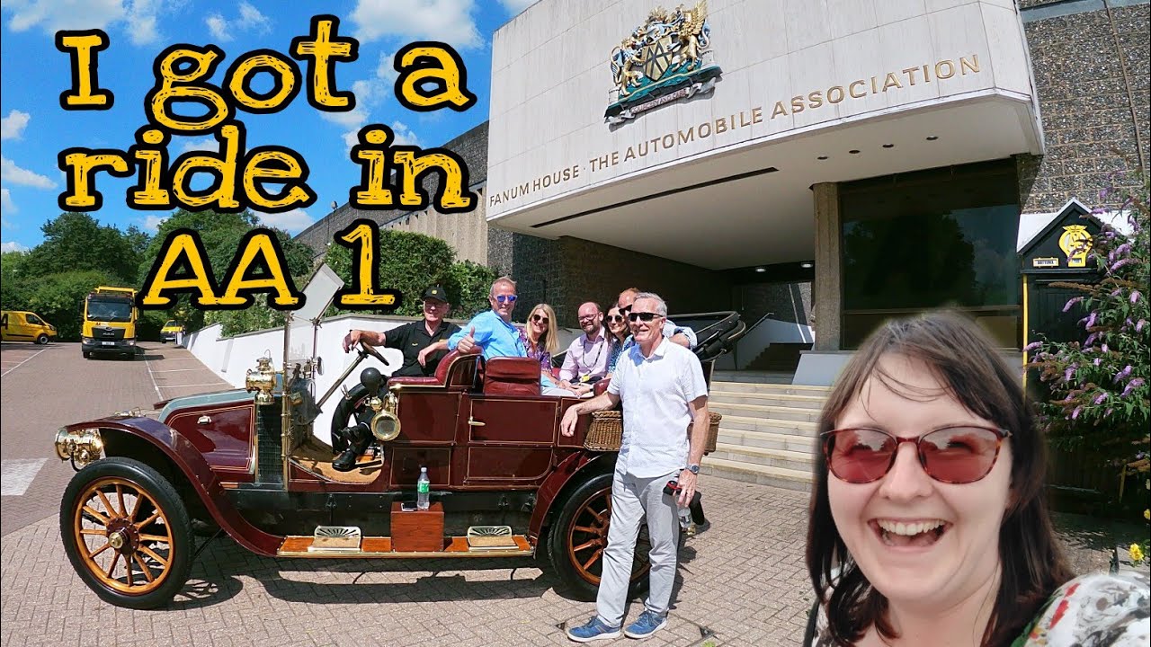AA1 - Veteran Car - 1905 Renault VB .       - I have a look around and go for a ride  -