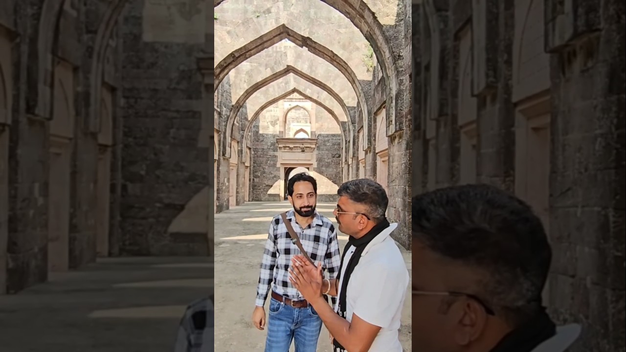 भूकम्प में ये महल अपनी जगह से खिसक जाता है। हिंडोला महल। 