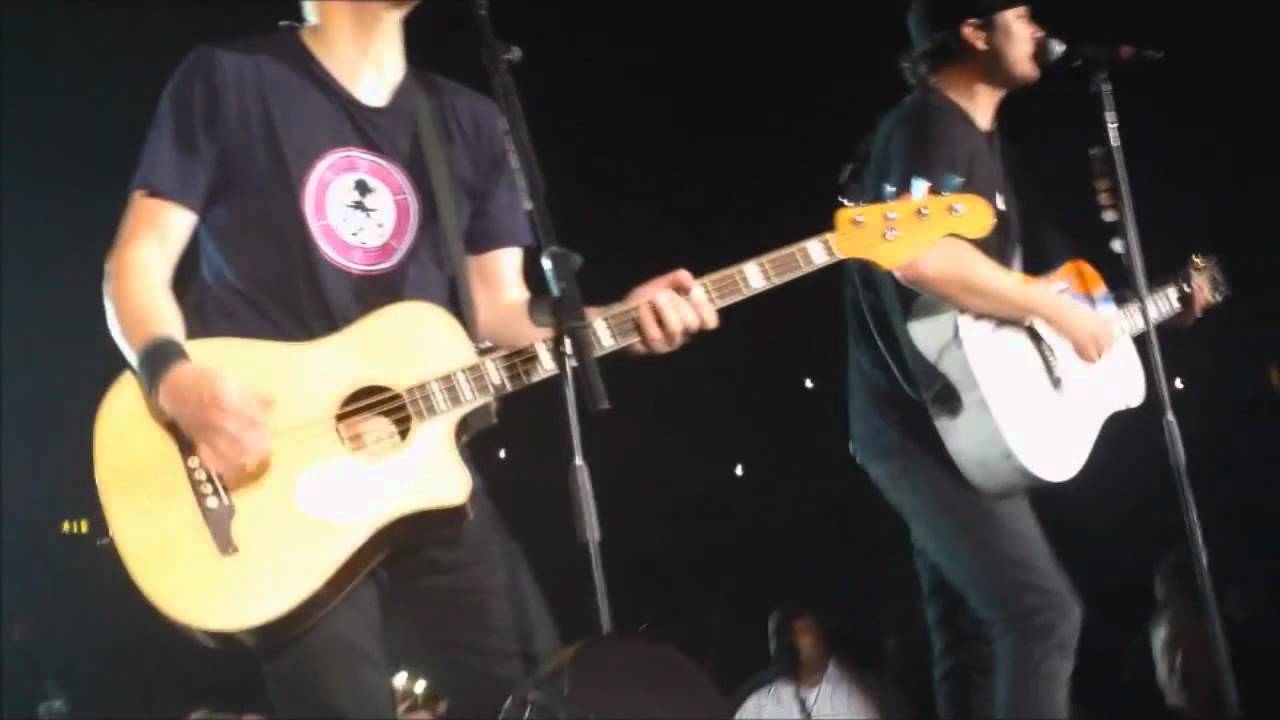 blink-182 plays Going Away to College Live Acoustic 2012