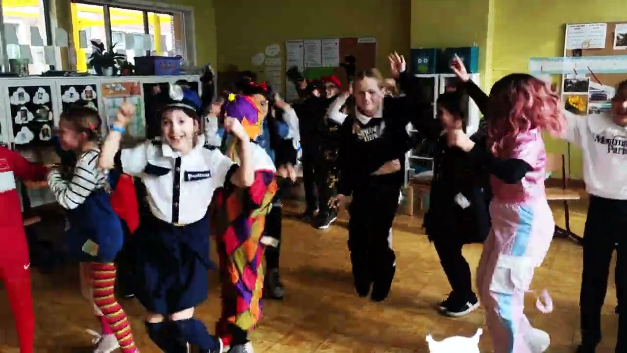 Het 4e leerjaar viert carnaval op SFB (SJ 2022 - 2023)