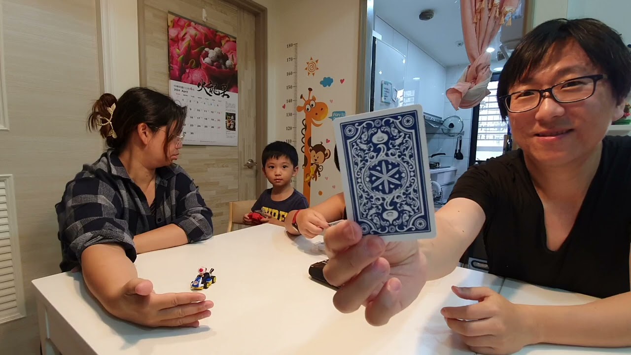 兒童節禮物，弟弟的是可以搖控的超迷你瑪利歐小賽車，哥哥的是...｜咚3y3m16d 桐10y0m