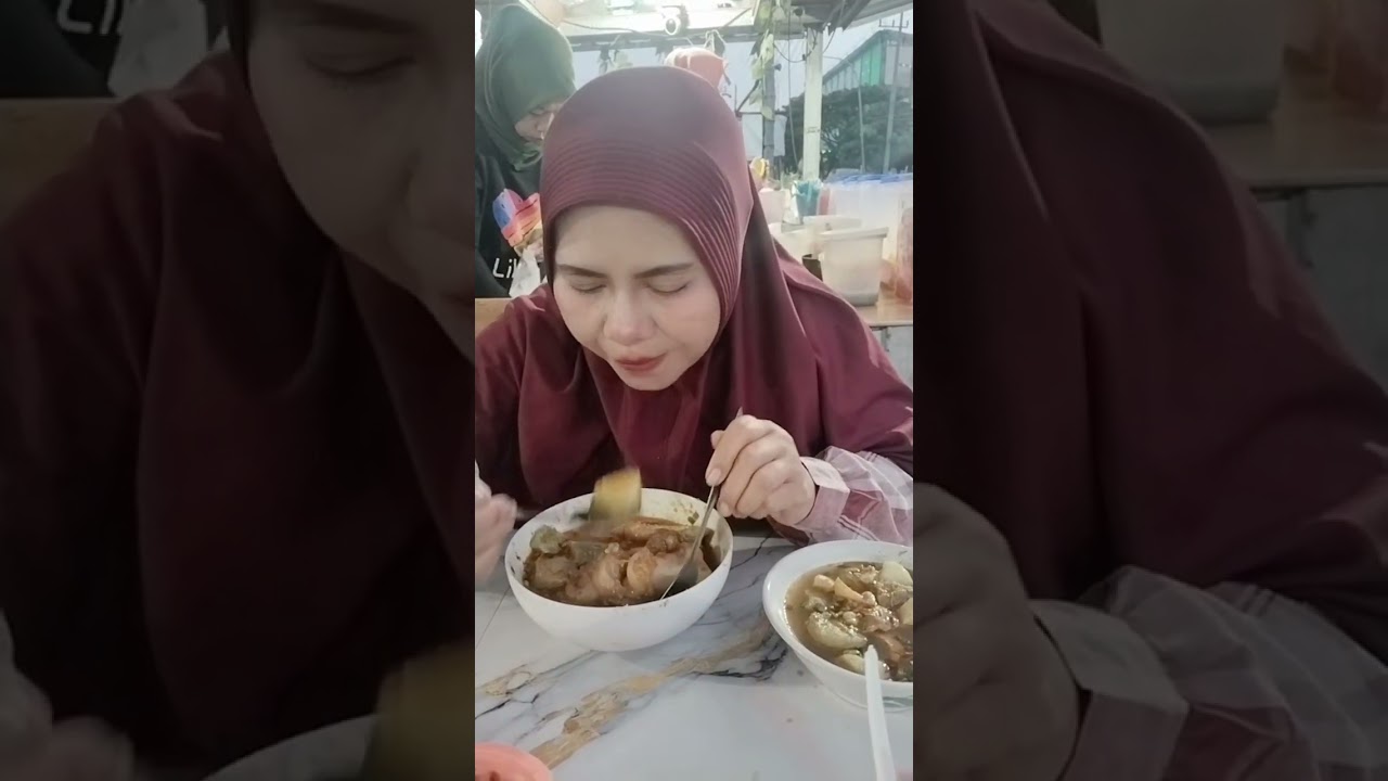 Lontong kikil jumbo sehari habis 160 kaki. Weekend 200 kaki.Harga mulai Rp13000-35000.