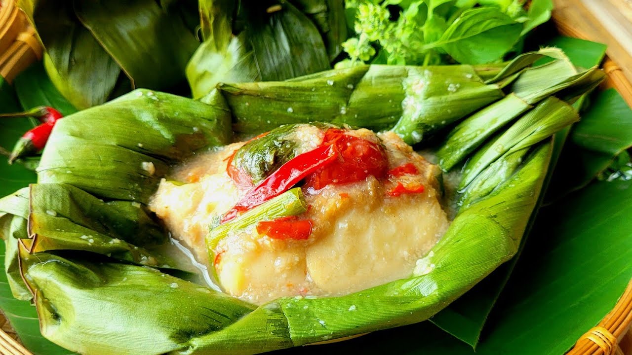 Mok Pa |  Lao Steamed fish wrapped in banana leaves