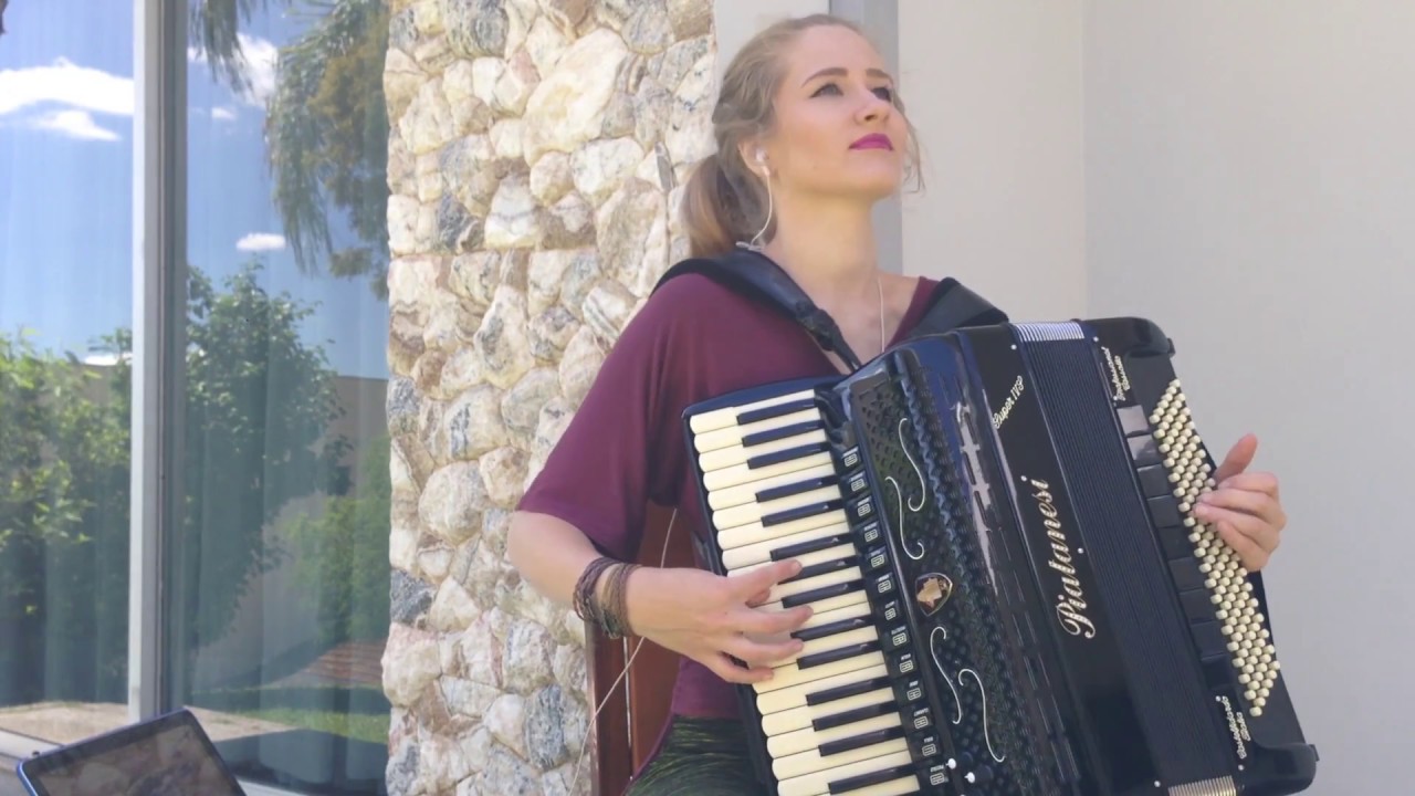 Bia Socek tocando HINO NACIONAL BRASILEIRO no acordeon