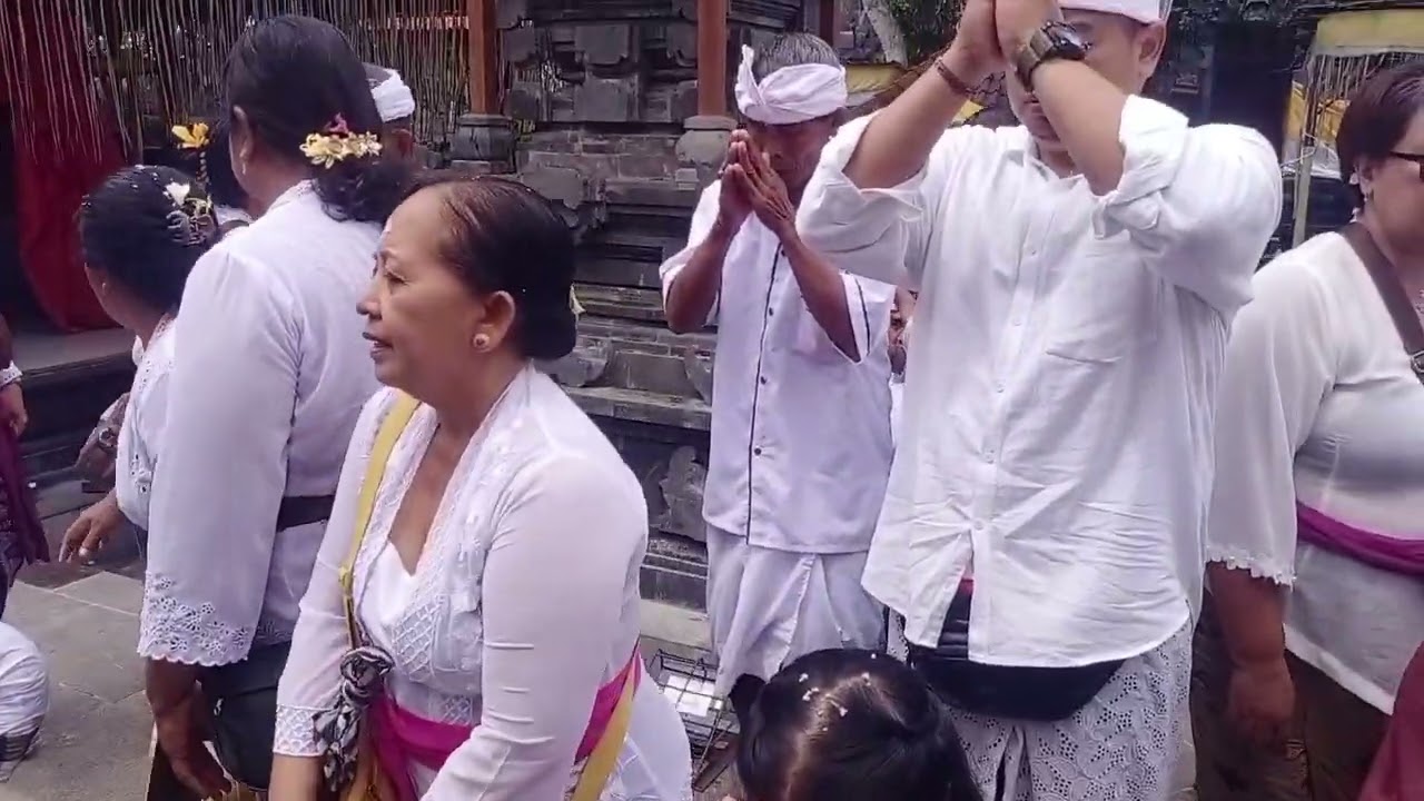 KELOMPOK II BR. KUKUH KAWAN KERAMBITAN METIRTA YATRA DAN ARISAN DI PURA SEGARA RUPEK 