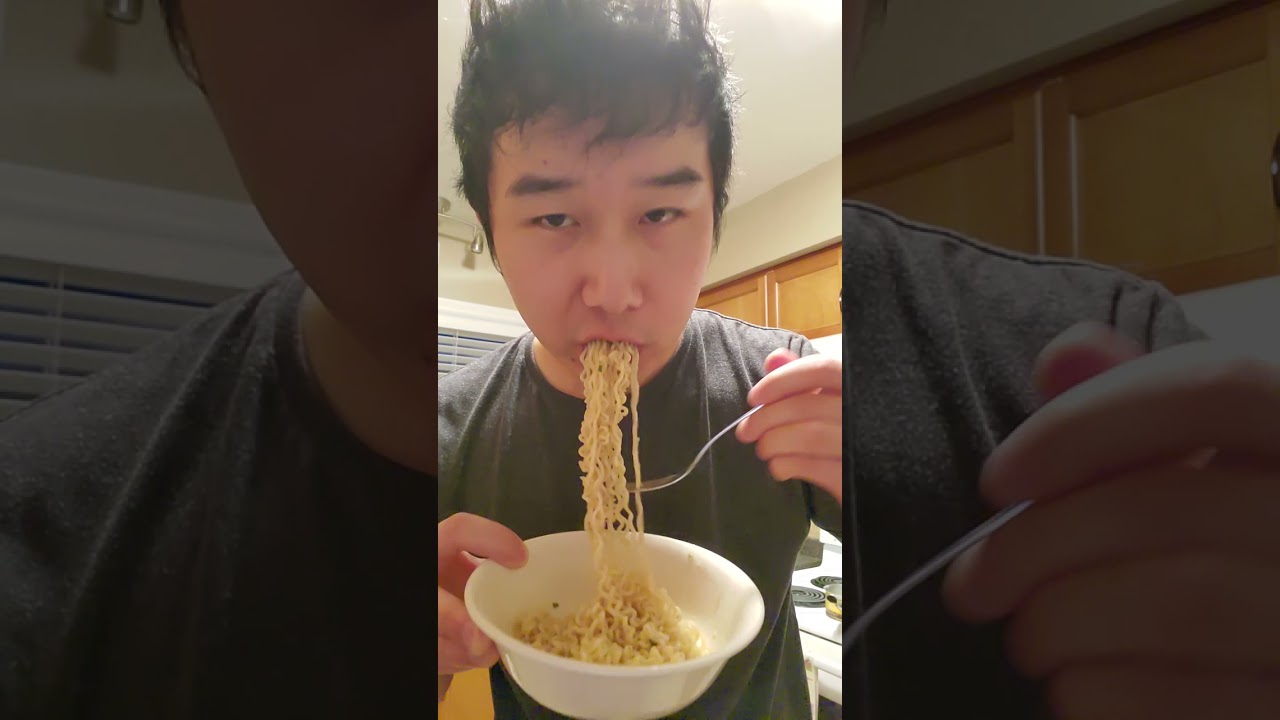 Chinese guy tries filipino Lucky Me instant noodle Pancit Canton (kalamansi version)