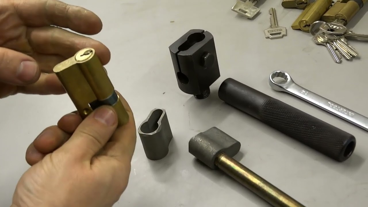 Breaker - force tool for cylindrical locks
