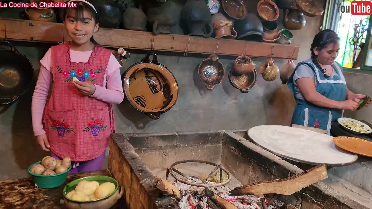 ✅️😃Con la ayuda de mi hija Almita preparo ricos chiles poblanos rellenos con papas 😋