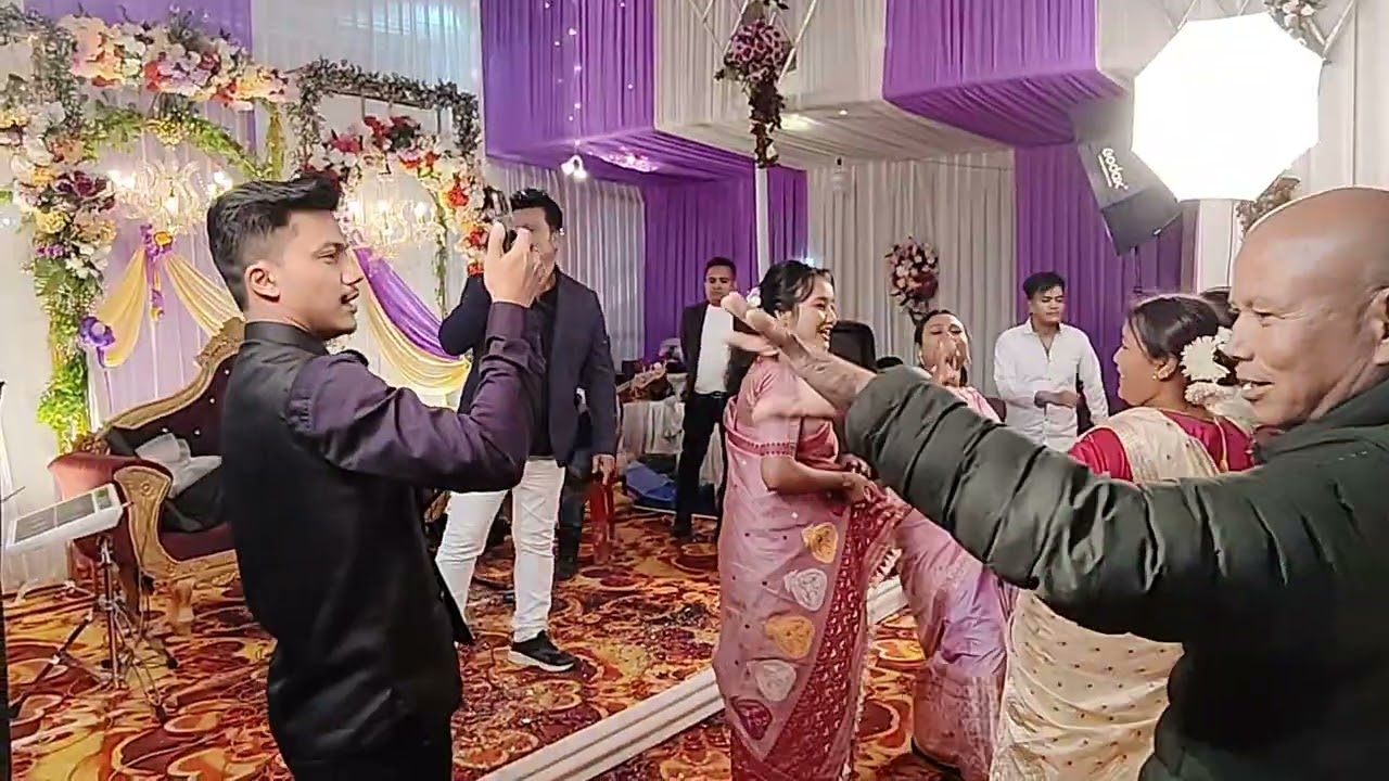 মইজান তোকে মই দেখা পায় গীতটি আমাৰ ধৰ্মেন্দ্ৰ ককাইদেউৰ কণ্ঠত কেনেকুৱা পায় এবাৰ শুনিব বুলি আশা কৰিলোঁ৷