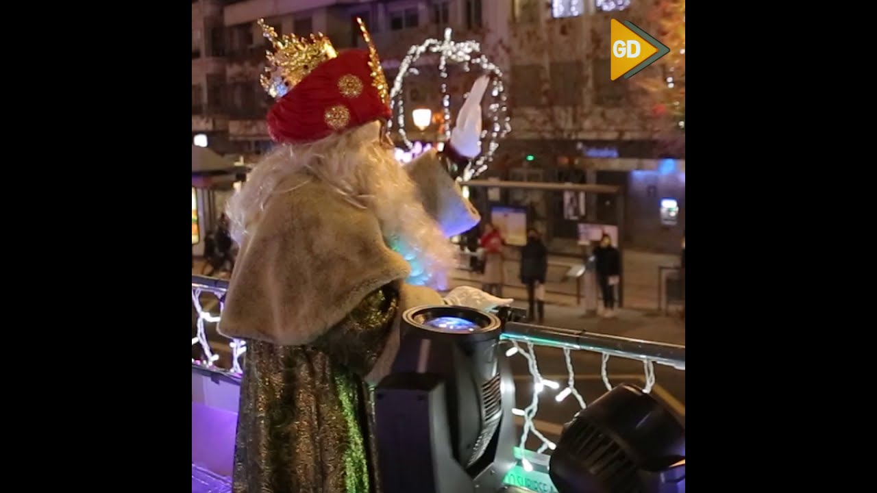 Los Reyes Magos saludan a los niños de Granada desde un autobús descapotable