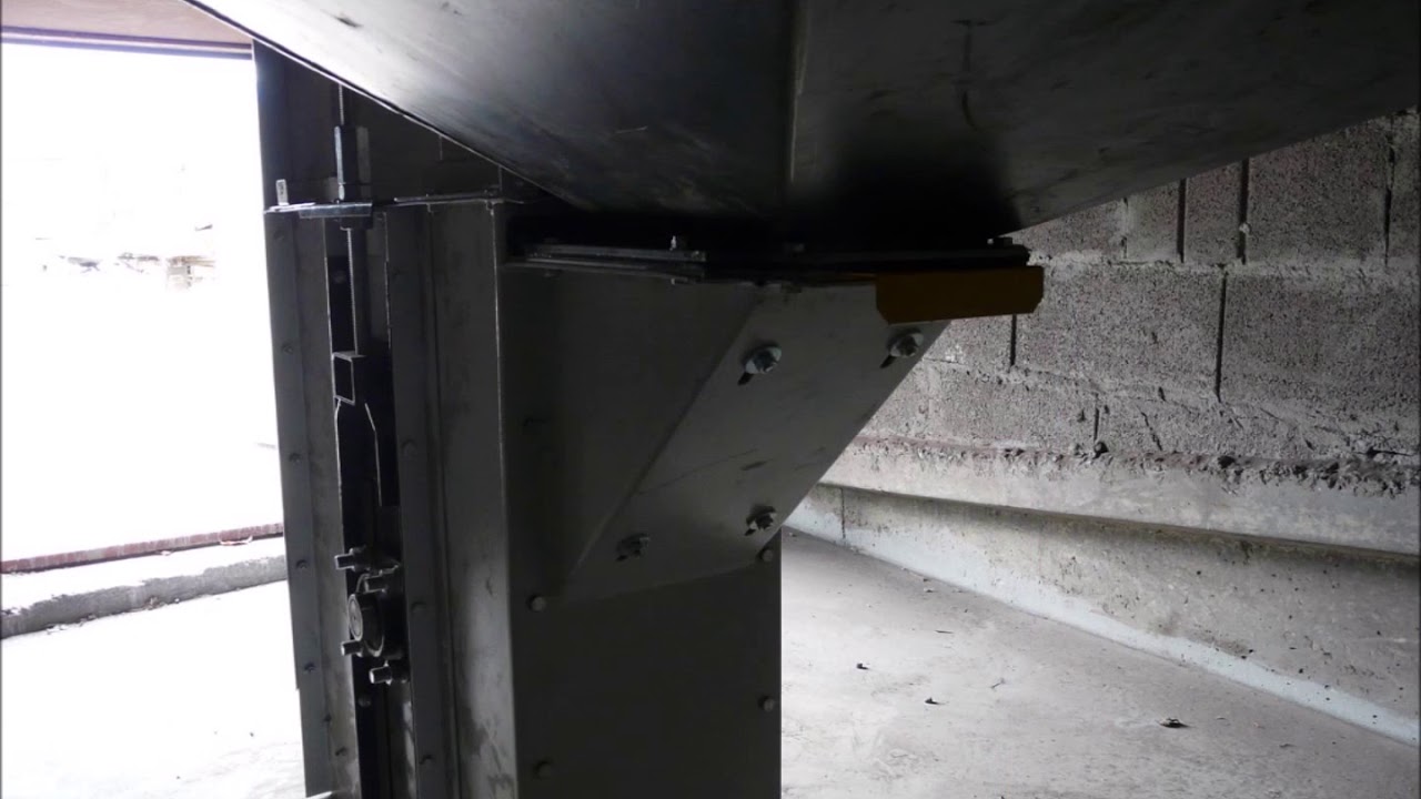 Bucket elevator for blast room