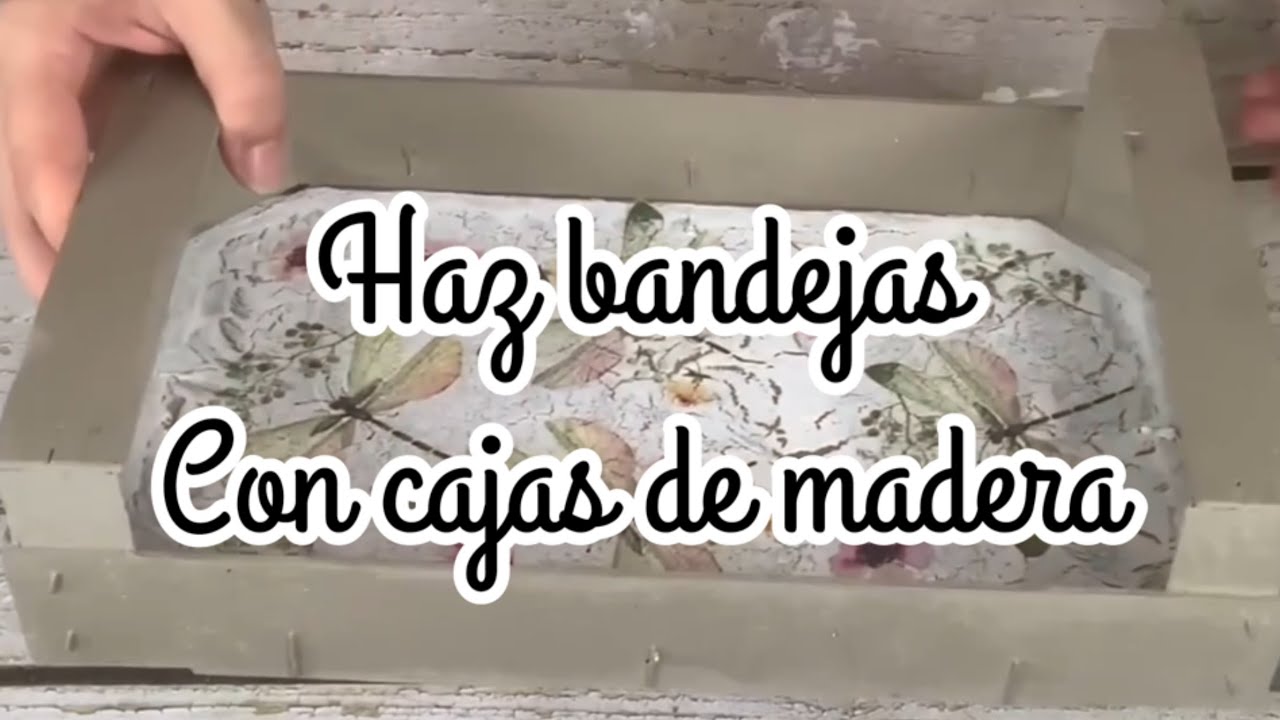 Haz bandejas con cajas de fresas