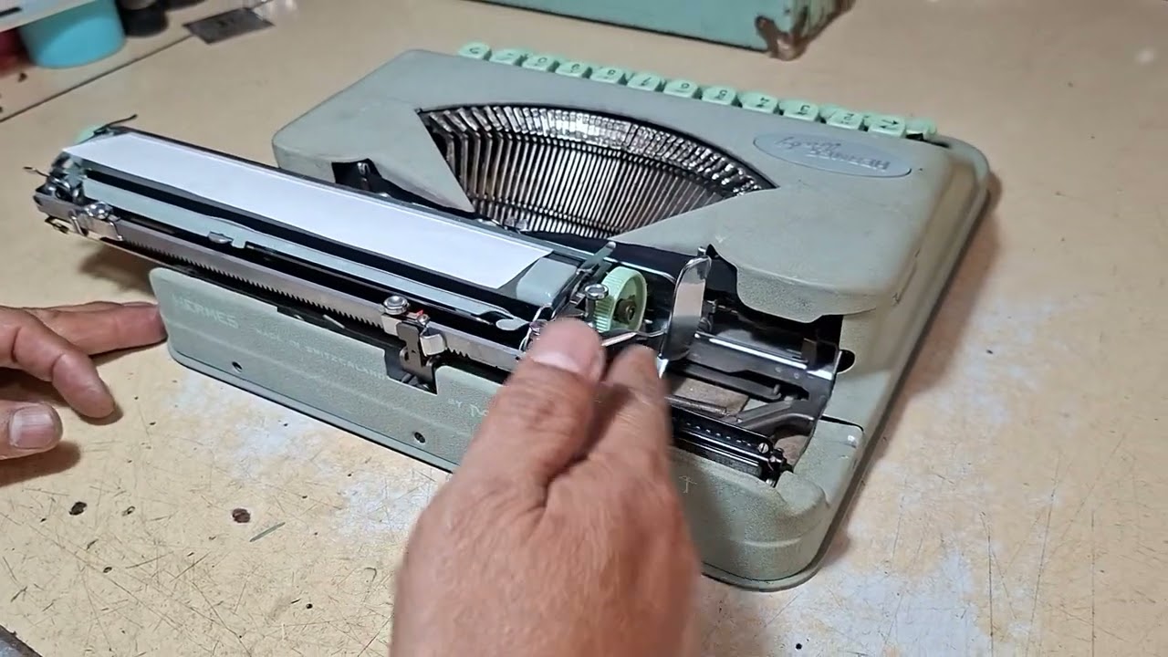 Maquina de escribir antigua HERMES BABY año 1957