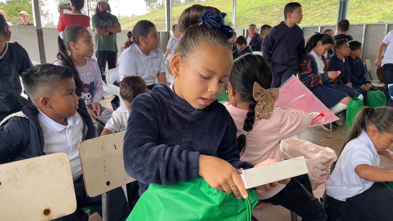 LAS NIÑAS Y LOS NIÑOS DE LA PAZ 1
