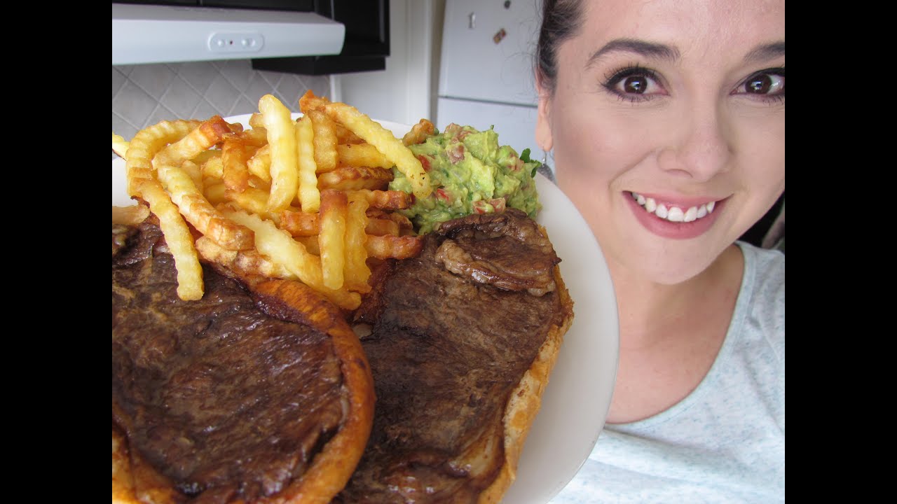 Pepitos: molletes doraditos con filete de res, guacamole y papas/Marisolpink