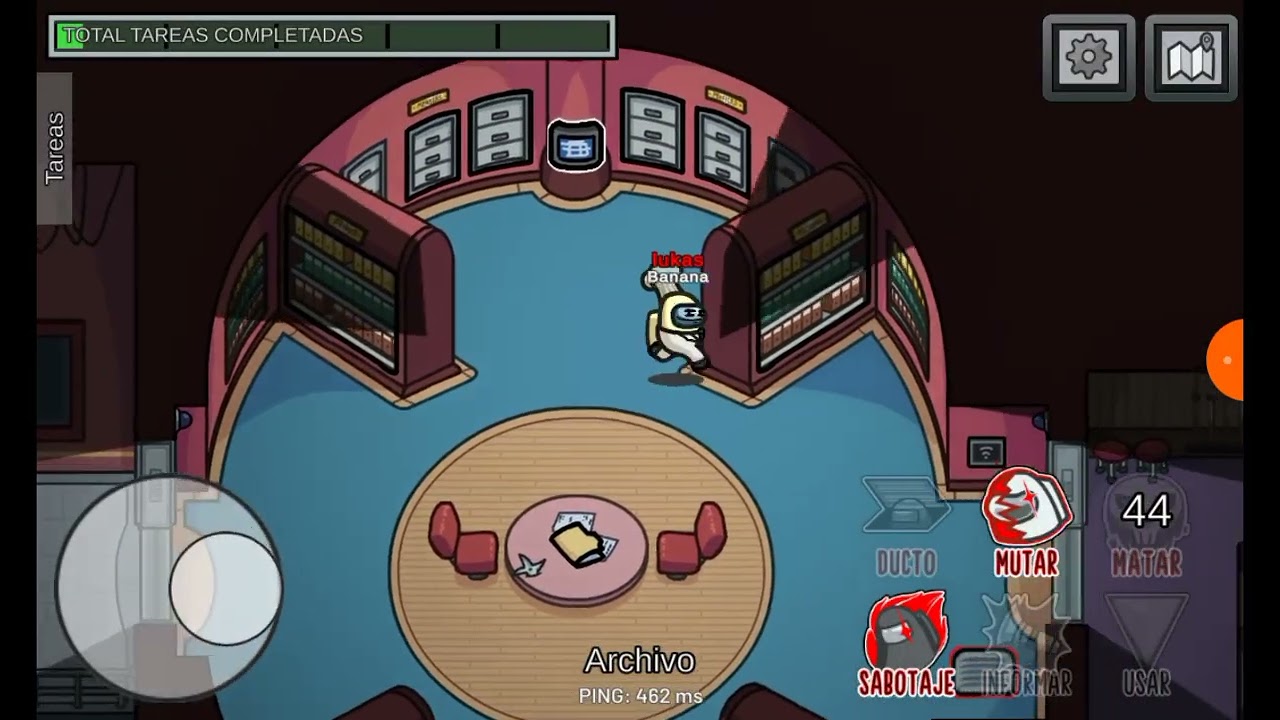 Jugando among us por @pathofail