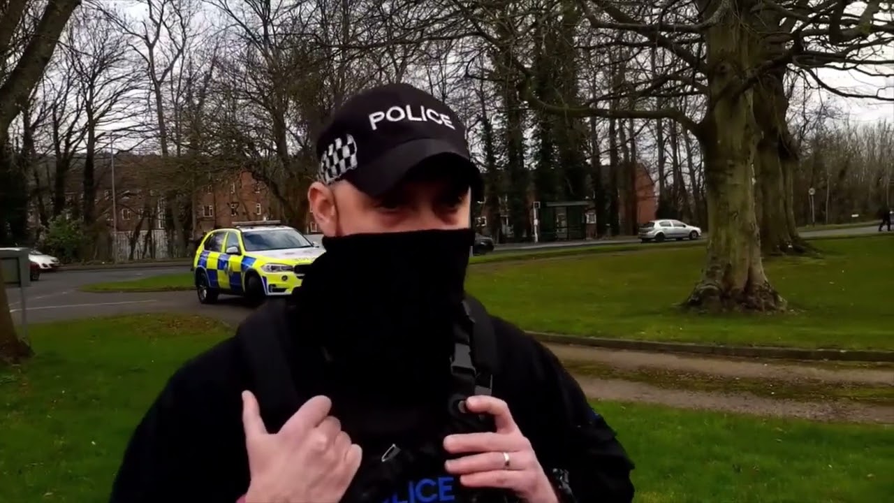 Констебль Кросс KBCC043 — злой, мерзкий человек, который любит обвинять людей в том, что они на н...