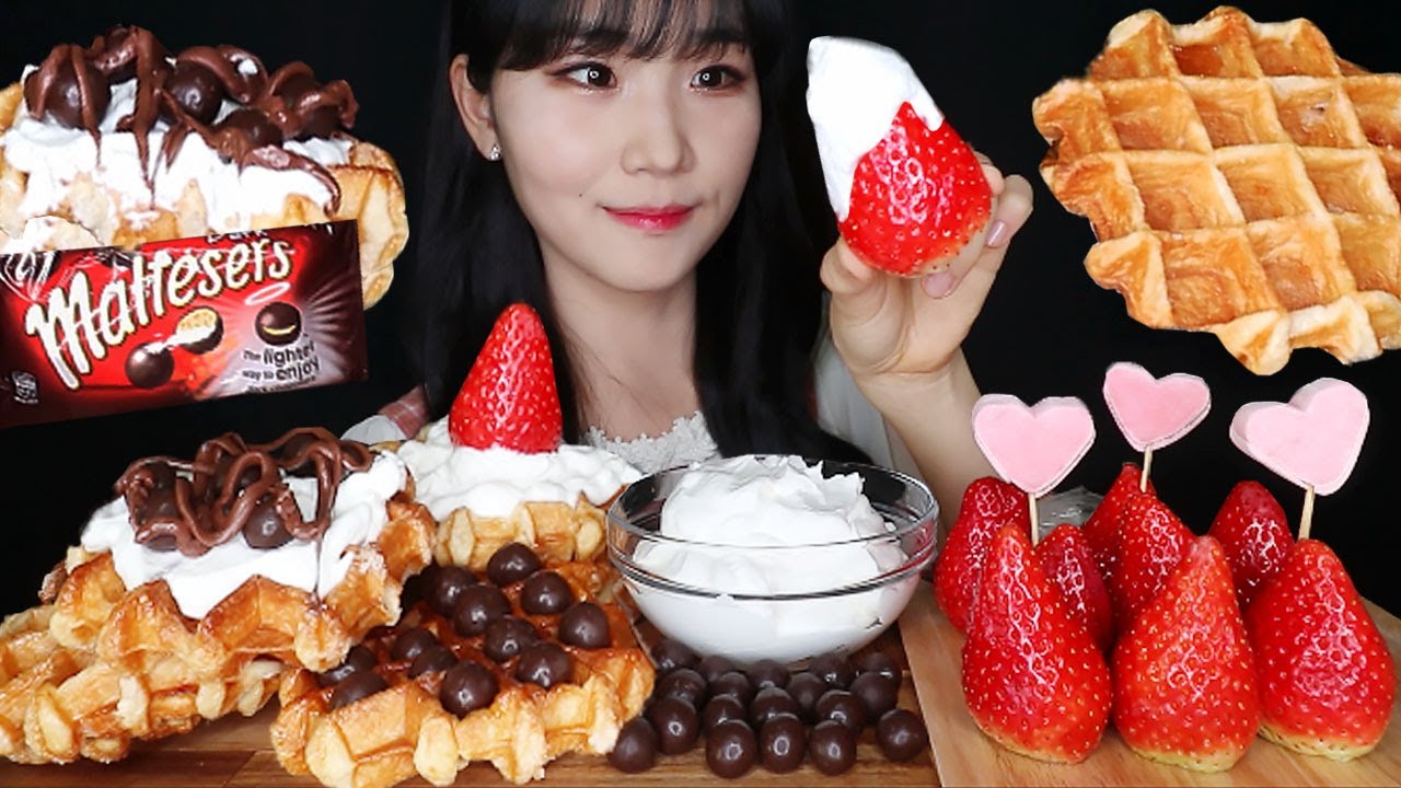 SUB)대왕딸기 생크림 듬뿍 와플먹방 디저트 리얼사운드 GIANT STRAWBERRY CREAM NUTELLA WAFFLE DESSERT MUKBANG