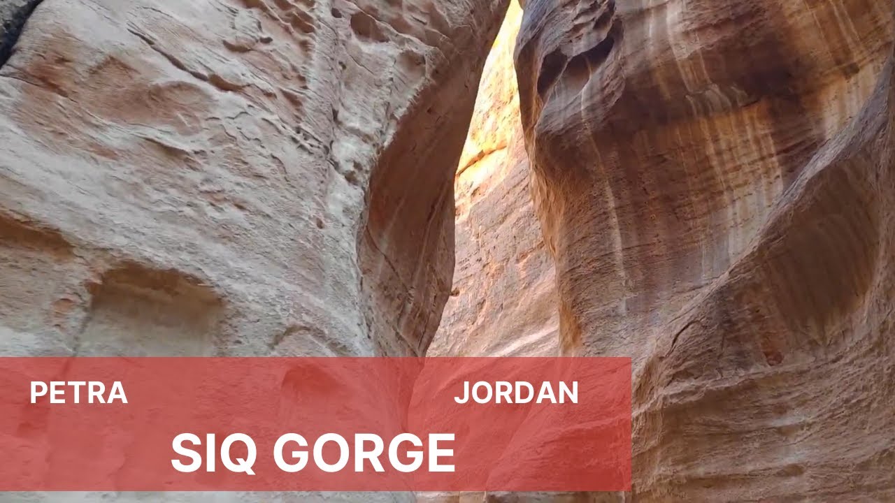 Walk in Siq gorge to the Treasury - Petra