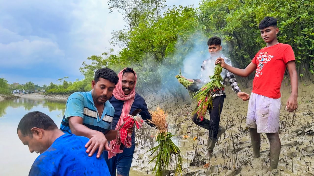 এবছরের সবথেকে সেরা মধু সংগ্রহ করলাম আজ,বৃষ্টির মধ্যে এক হাঁড়ি মধু পেলাম!!!