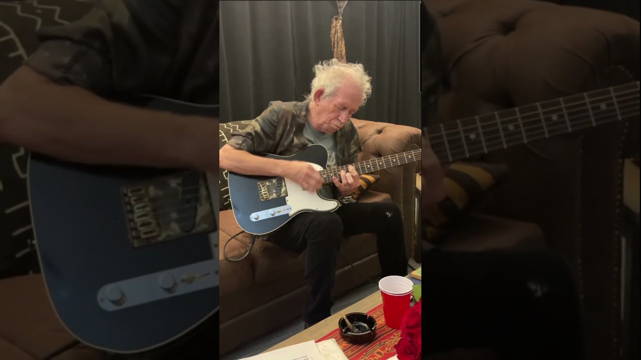 Keith Richards plays Before They Make Me Run backstage before the show in Minneapolis