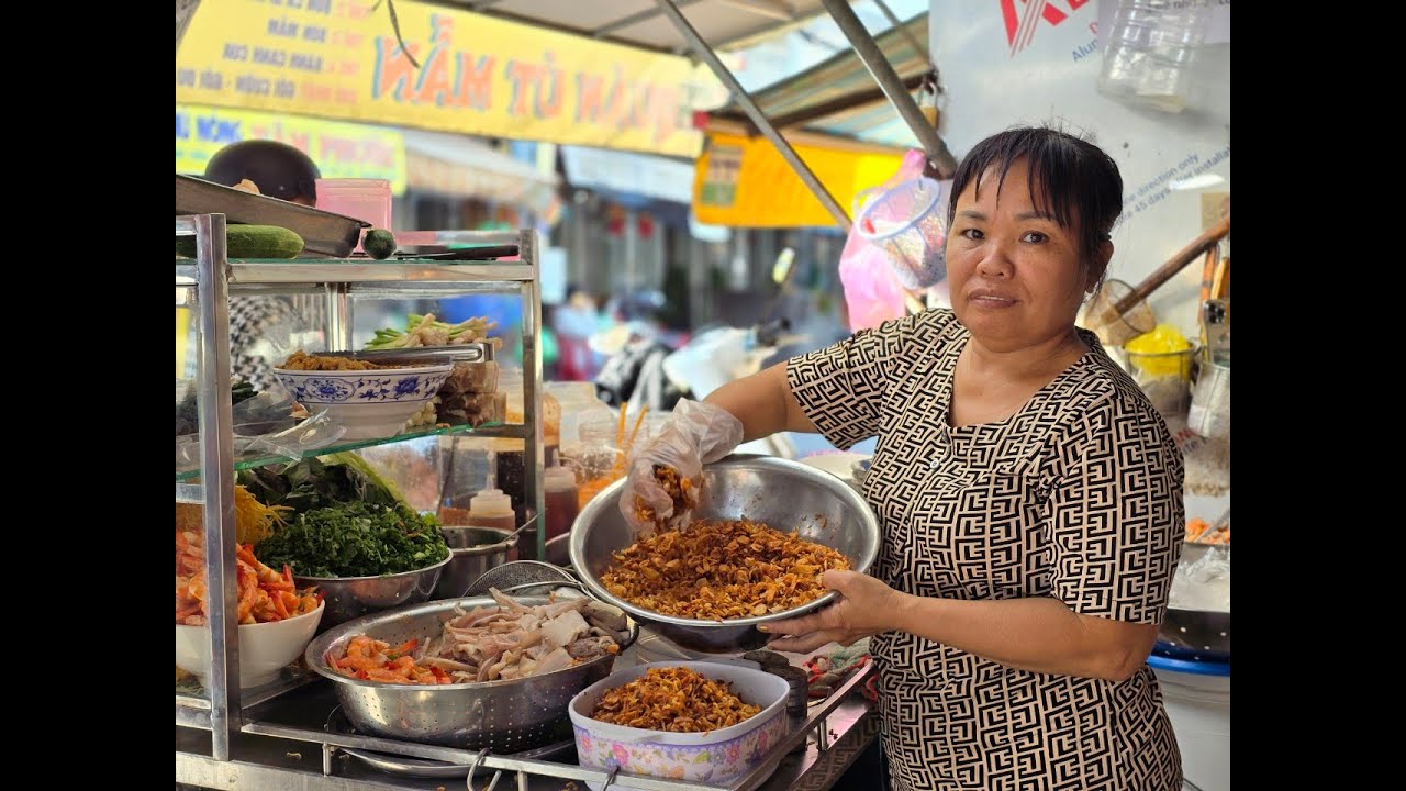 Gỏi ngó sen giòn rụm trộn tôm sông cháy hàng vỉa hè Sài Gòn