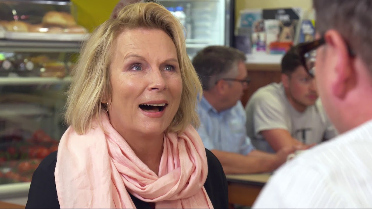 Jennifer Saunders does When Harry Met Sally