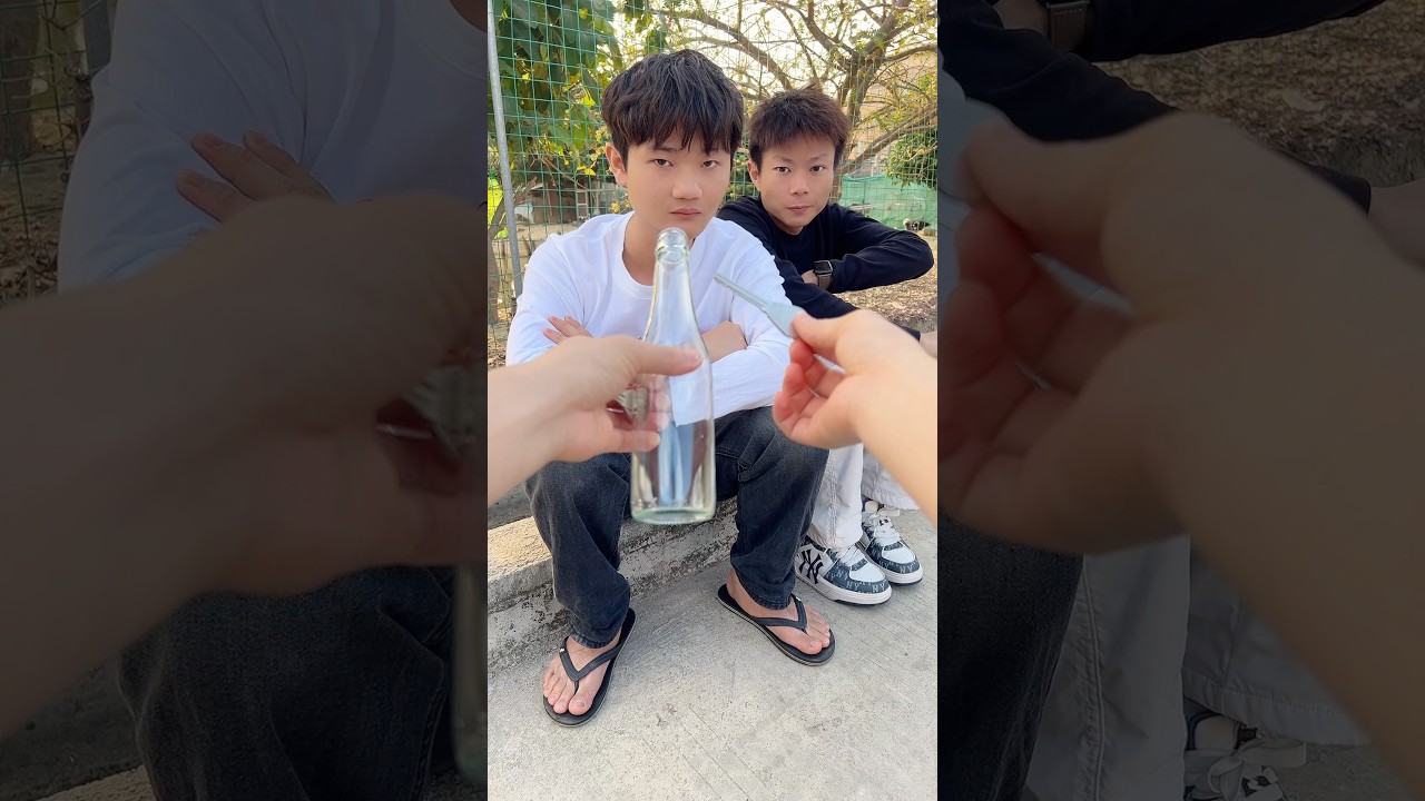 The secret of the key penetrating the glass bottle#魔术教学 #magicteaching #magic