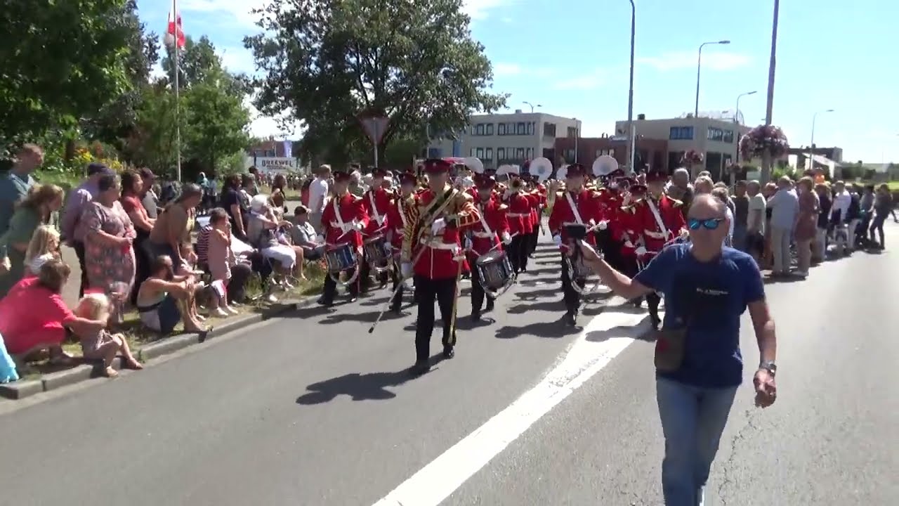 Flora Band Rijnsburg tijdens Flowerparade deel 1