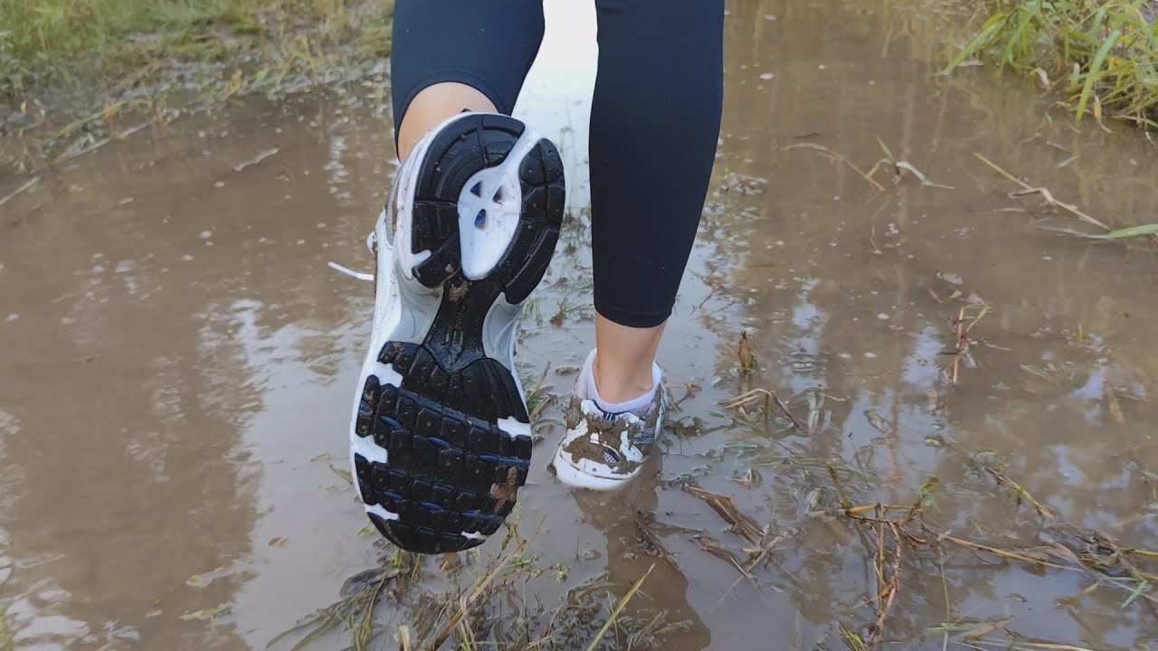SNEAKERS New Balance 530 WET and deep MUD. MESSY sneakers. #mud #wet