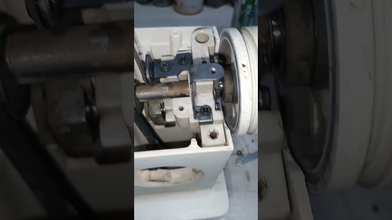 troca de uma engrenagem do eixo vertical da Singer zigzag base de ferro