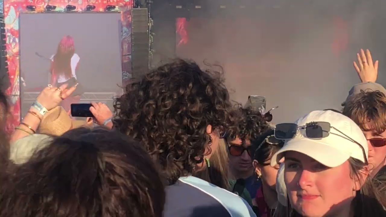 Wet Leg - Catch These Fists (Live at Laneway Melbourne 2026)