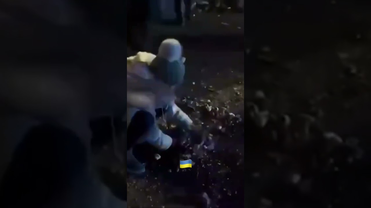 Взрыв в Днепре. Девочка помогает собирать обломки&hellip; 🇺🇦