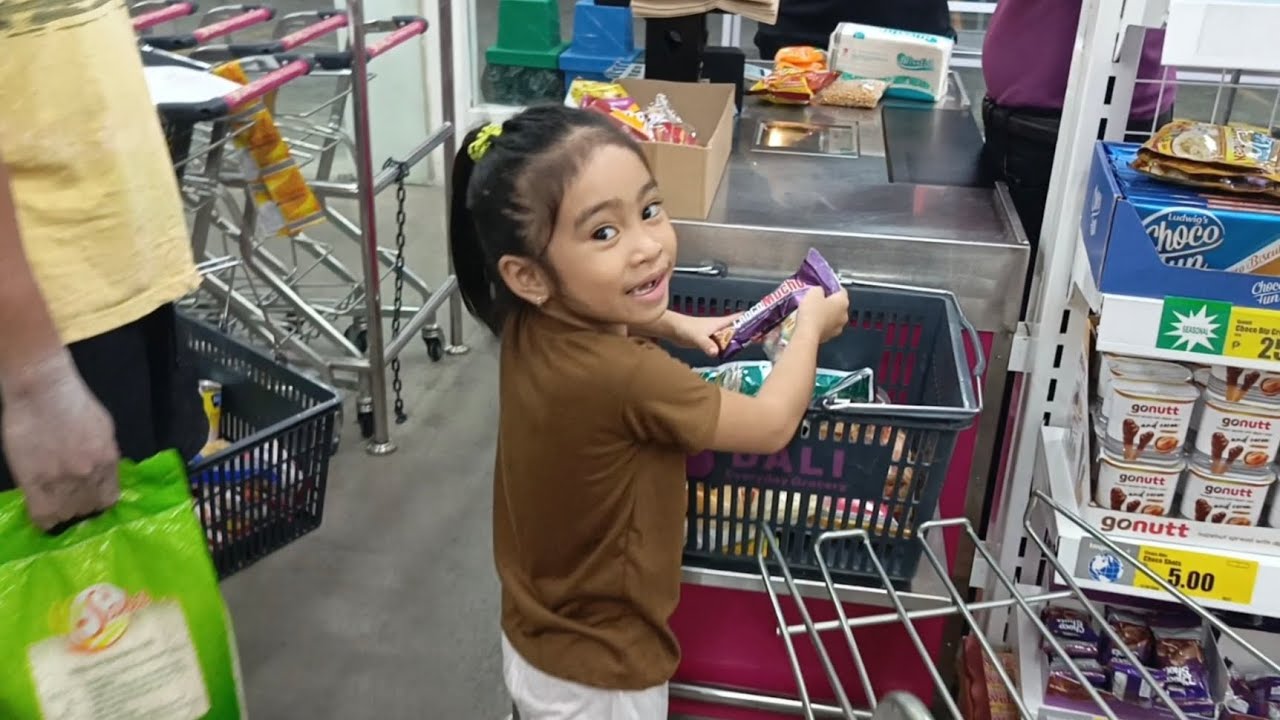 Nagshopping ang baby saisai