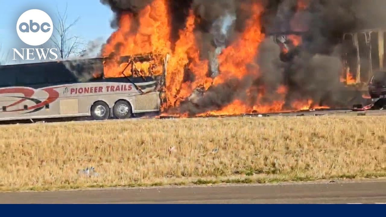 Автобус со школьниками попал в аварию и загорелся