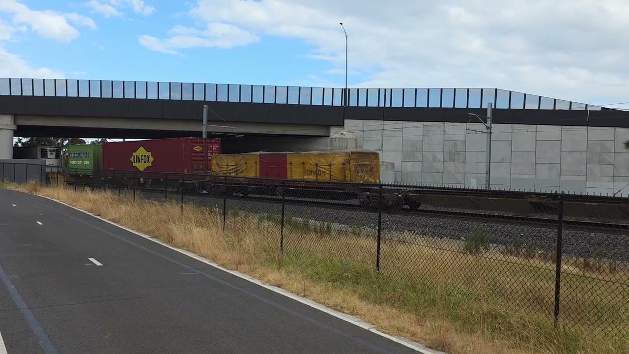Pacific National NR105 NR35 NR19 NR56 1MP2 train Aircraft Station