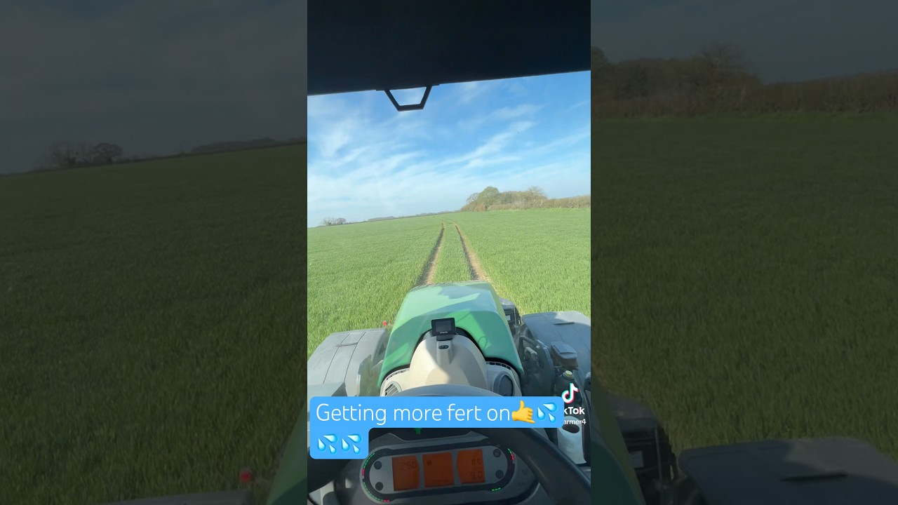 Fertilising crops nutrients #tractor #crops #agriculture #fendt #splash #grafting