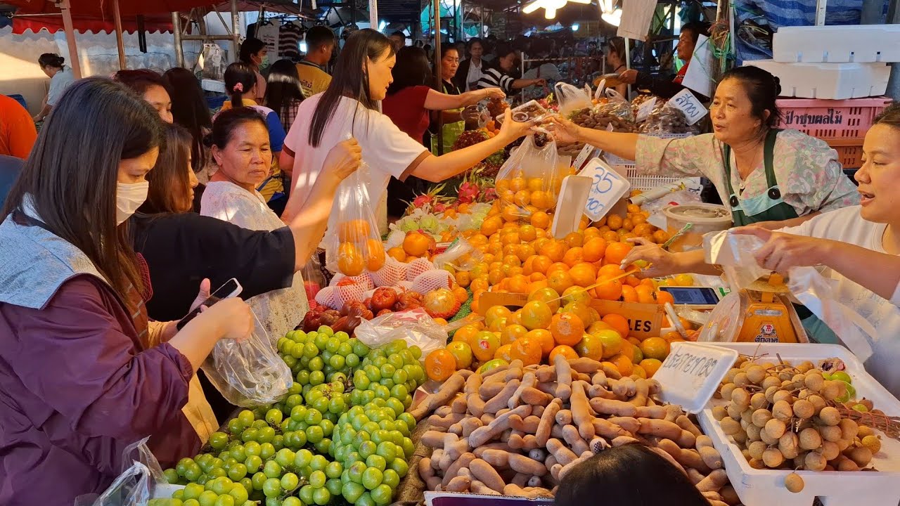ตลาดสดเทศบาลนาเชือกในวันส่งท้ายปีเก่าคึกคักสุดๆ