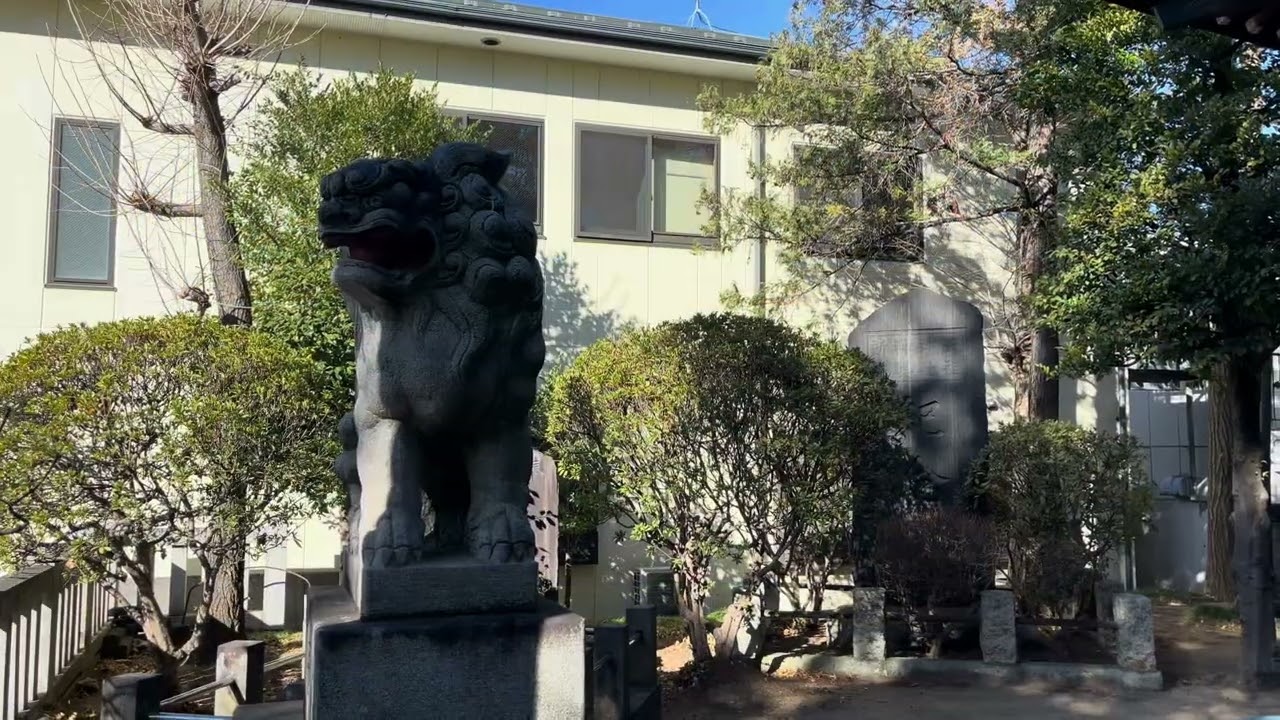 通勤の途中で、幸運にも百年の歴史を持つ神社に出会いました。幸運的遇到一座百年神社