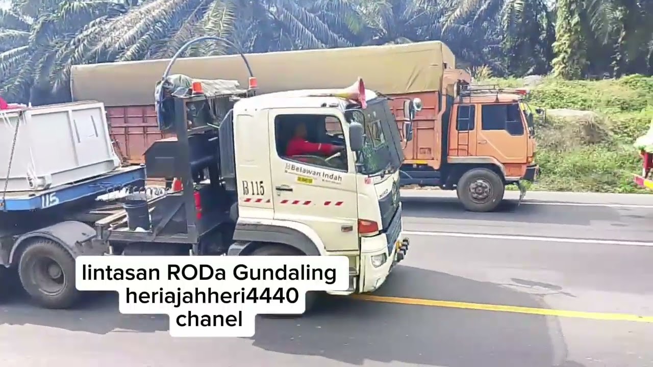 Truk truk trailer kompoy di tanjakan bukit kodok 