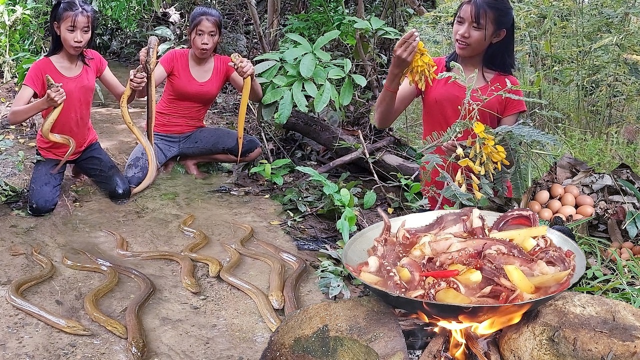 Survival skills: Catch and cook eel for survival food, Chicken egg cooking, Eating delicious